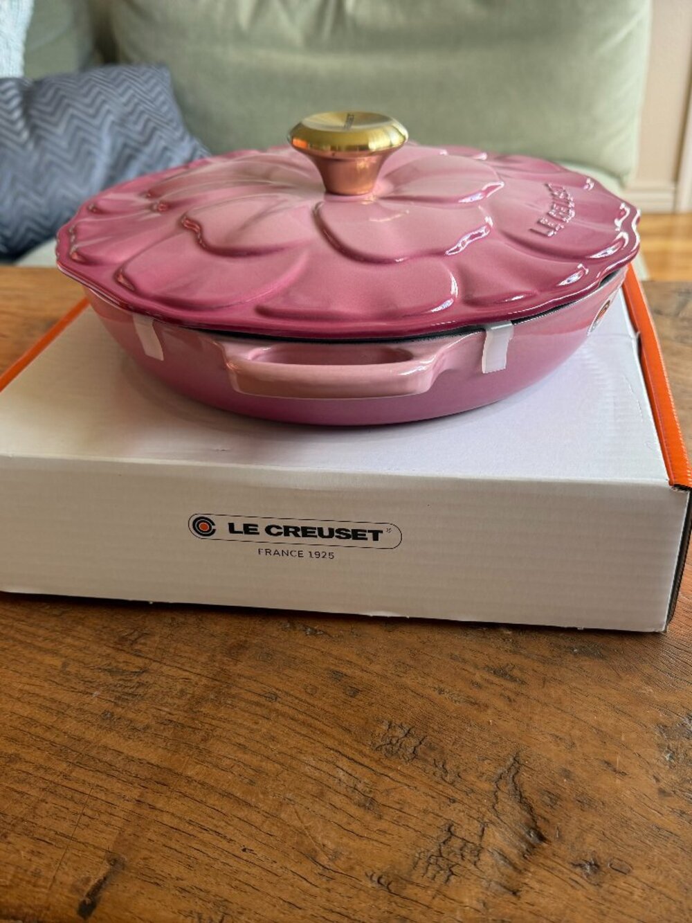 Le Creuset Signature Cast Iron Petal Shallow Casserole 2.25 qt Berry Pink 26 NEW - Picture 3 of 16